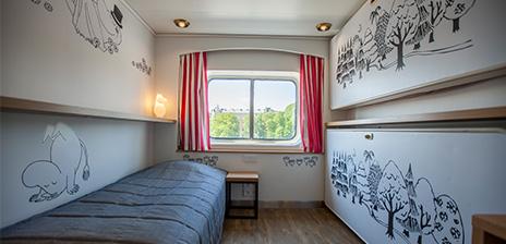 Commodore class cabin